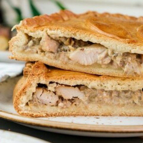 Пирог с куриным филе и белыми грибами