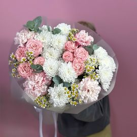Букет «Ты прекрасна» пионовидные розы с хризантемой и ромашками