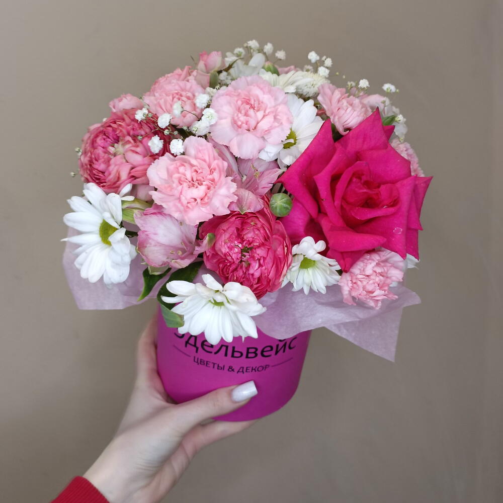 Композиция в коробке из живых цветов