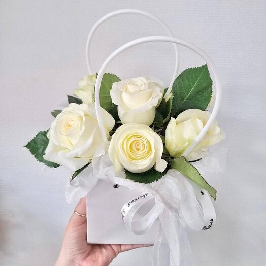 Композиция «Снежинка» из белых роз