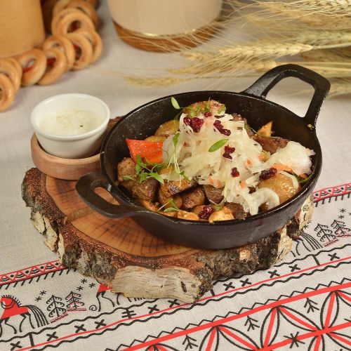 Мясная жареха с картофелем, квашеной капустой и копчёной сметаной.