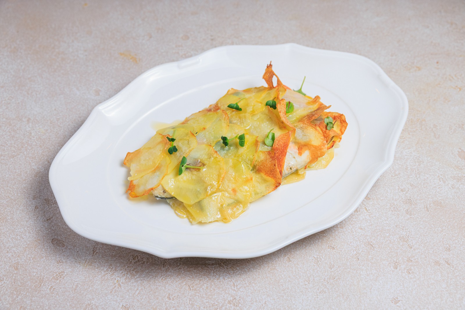 Сибас, запеченный в печи, с таджасскими оливками и картофелем