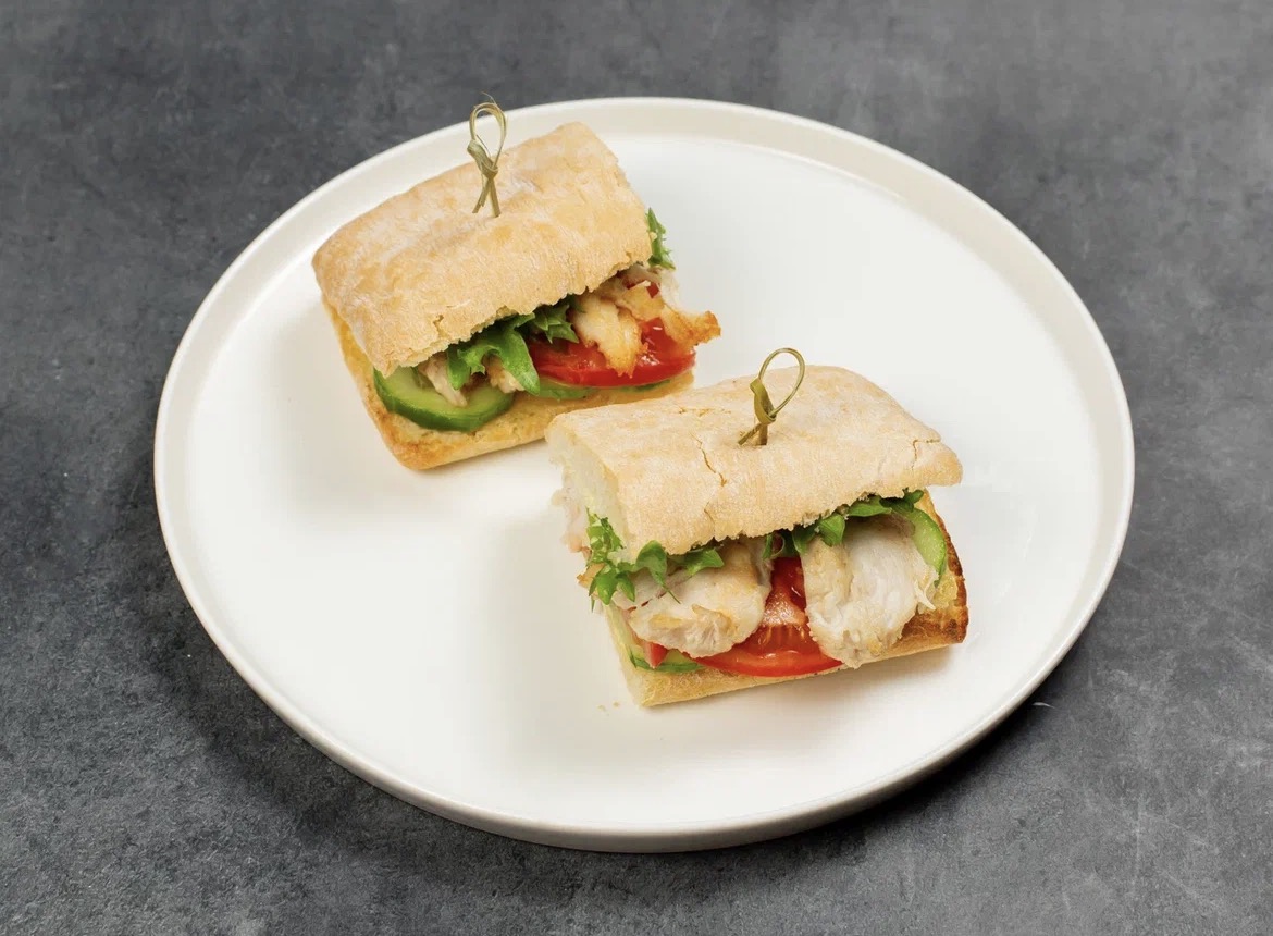 Сэндвич с курицей и сырным соусом