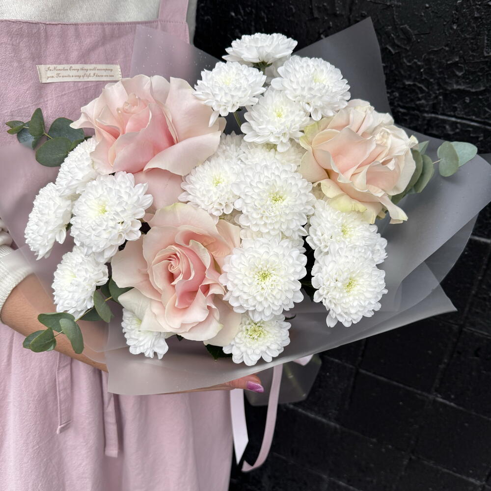 Белоснежка: изысканные французские розы и пышная хризантема