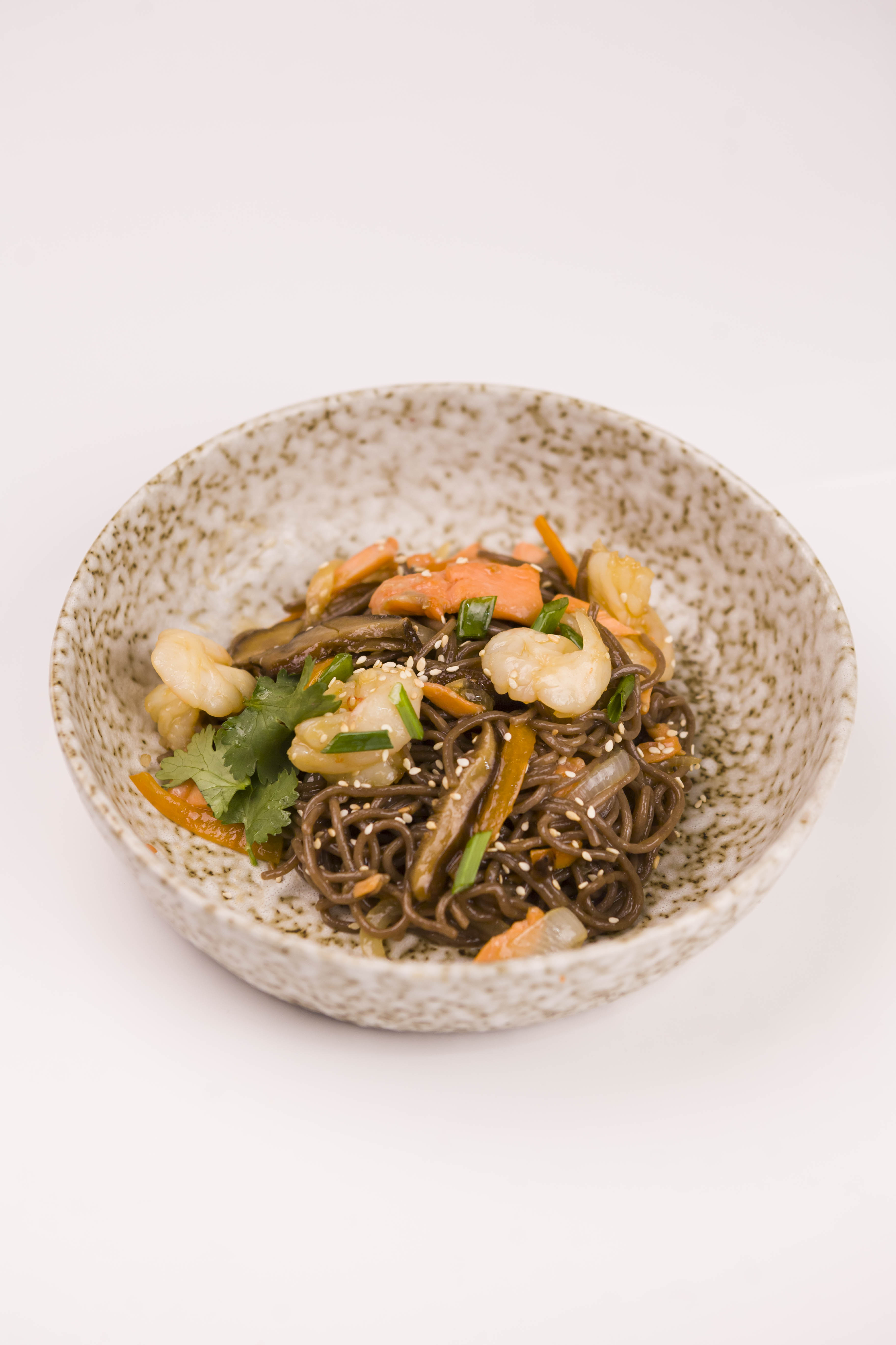 Вок лапша соба со слив. с морепродуктами 