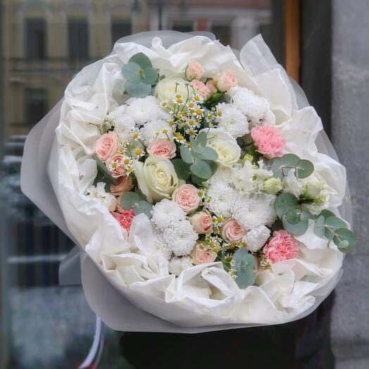 Объемный букет с розами и ромашками 