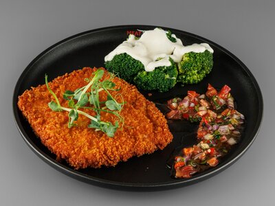 Куриный шницель с брокколи в сливочном соусе