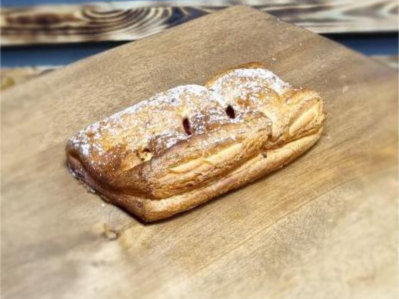 Слойка с клубникой и творогом