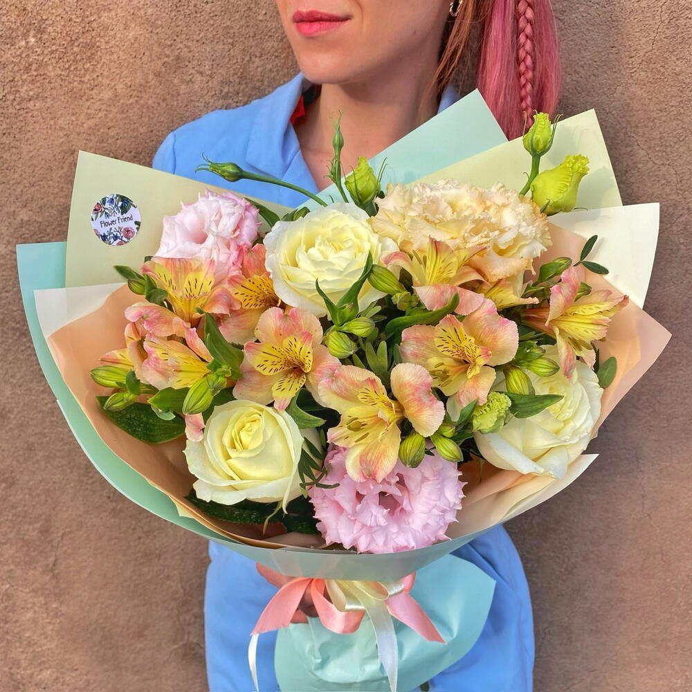 Букет из стойких альстрамерий экстомы и роз