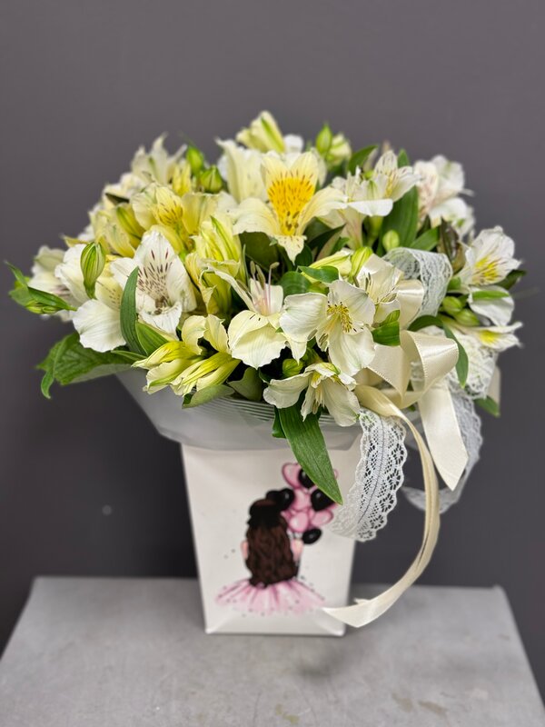 Коробка из 7 белых альстромерий с рускусом