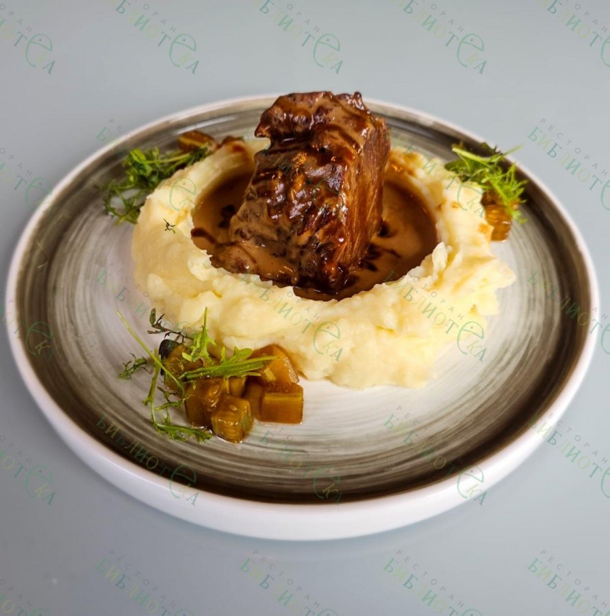 Телячьи щечки с картофельным кремом