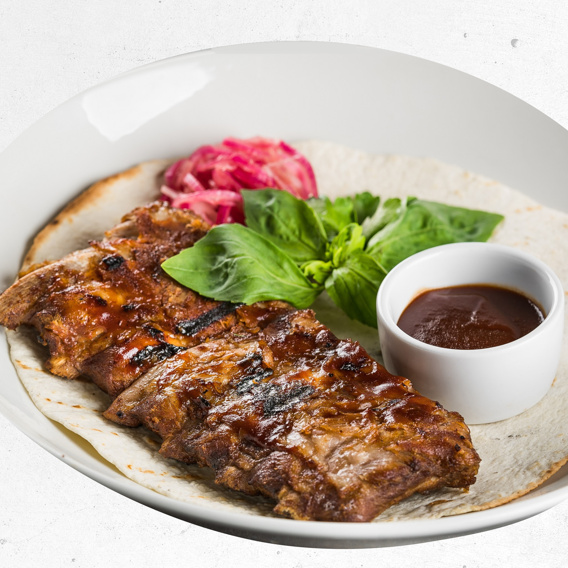 Просто Ребра свиные на пшеничной лепешке с луком и соусом BBQ