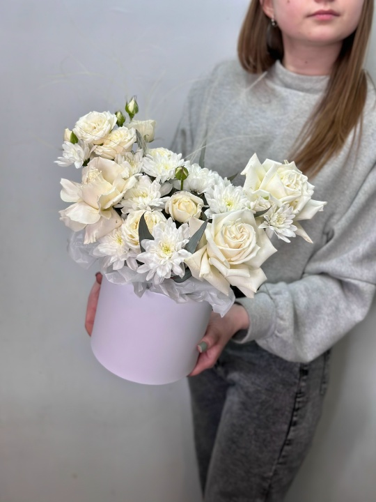 Белоснежная коробка с пушистой хризантемой ,кустовой розой и эквадорскими розами