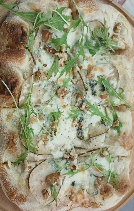 Римская пицца с грушей и горгонзолой