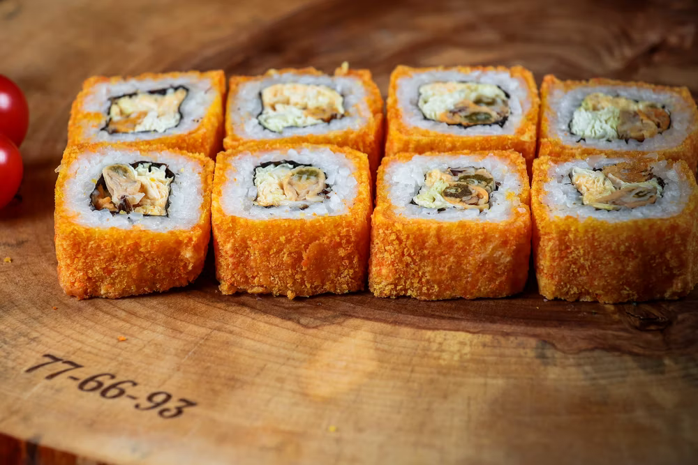 Горячий ролл с мидиями