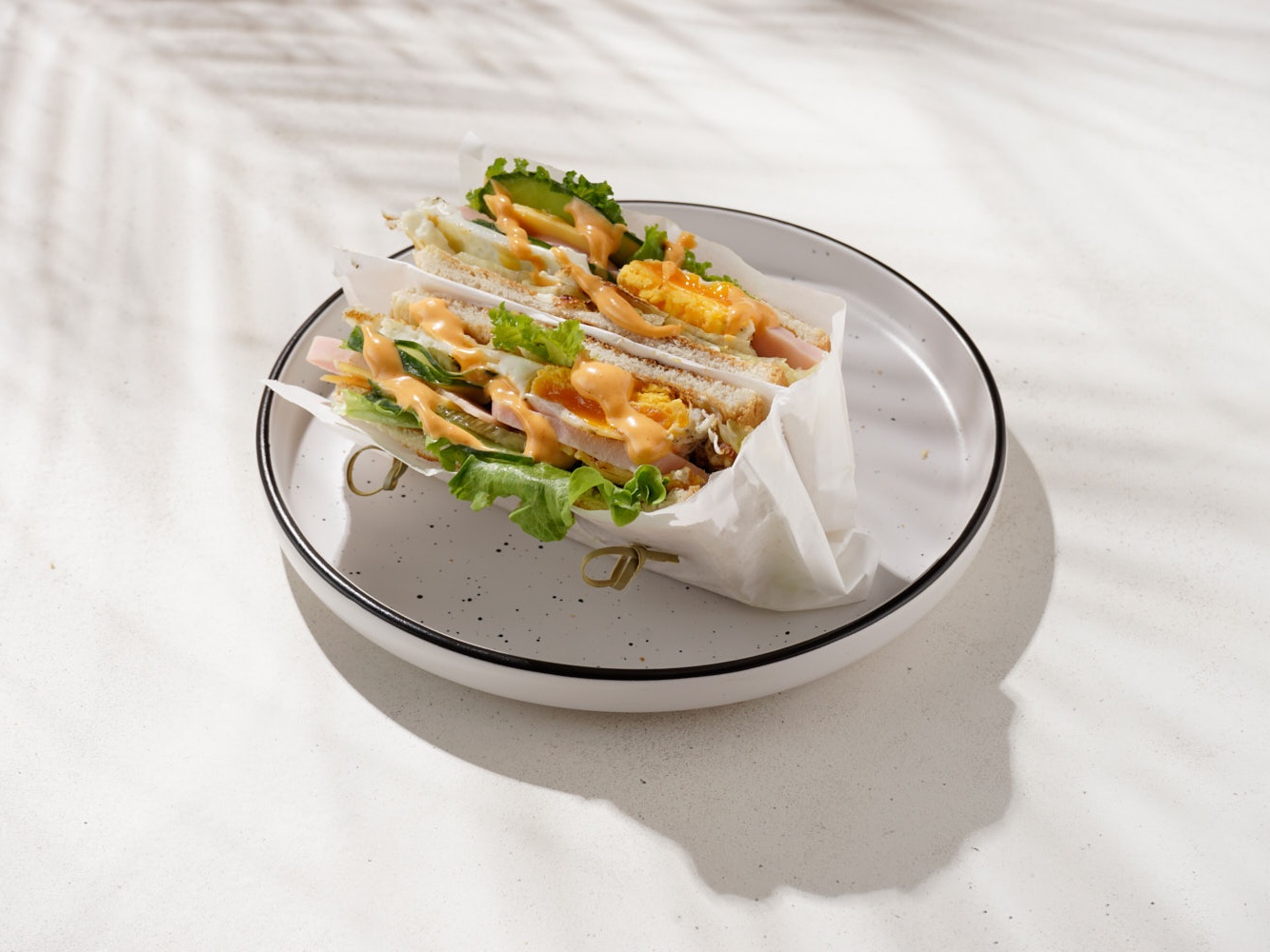 Сэндвич с яйцом и ветчиной