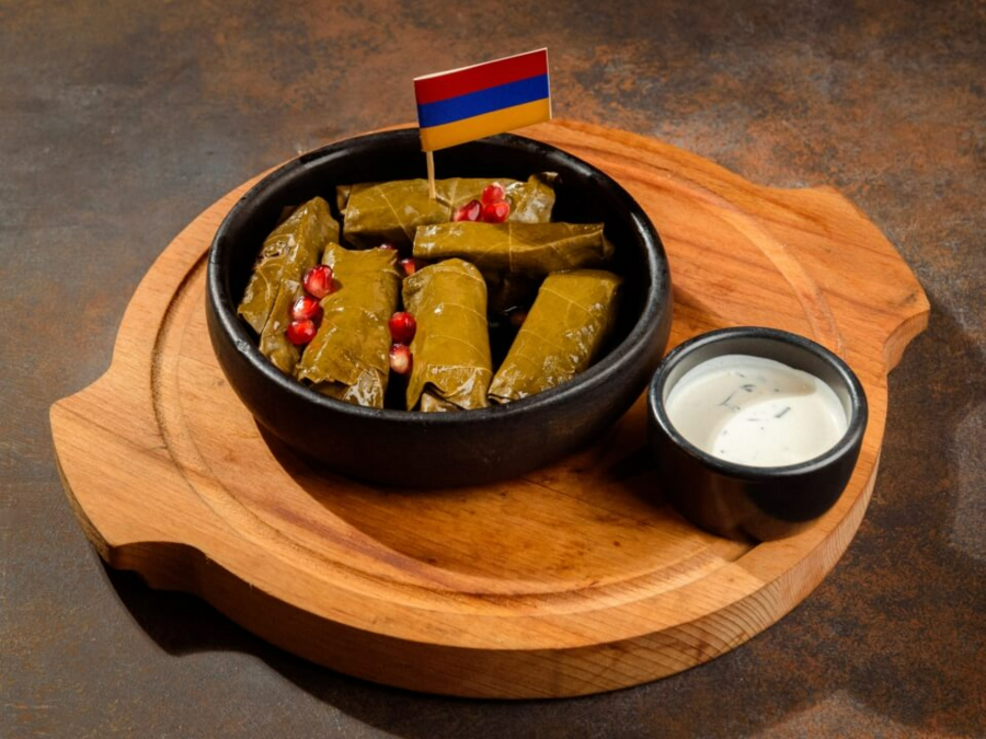 Домашняя долма с соусом мацони