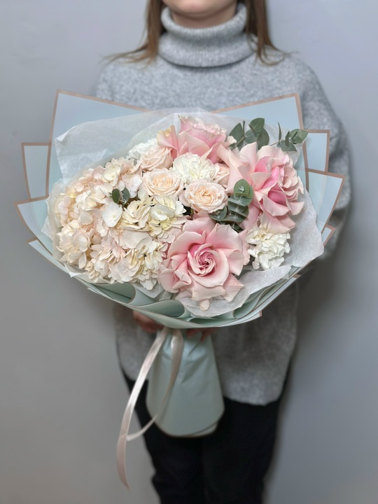 Букет с французскими розами и гортензией