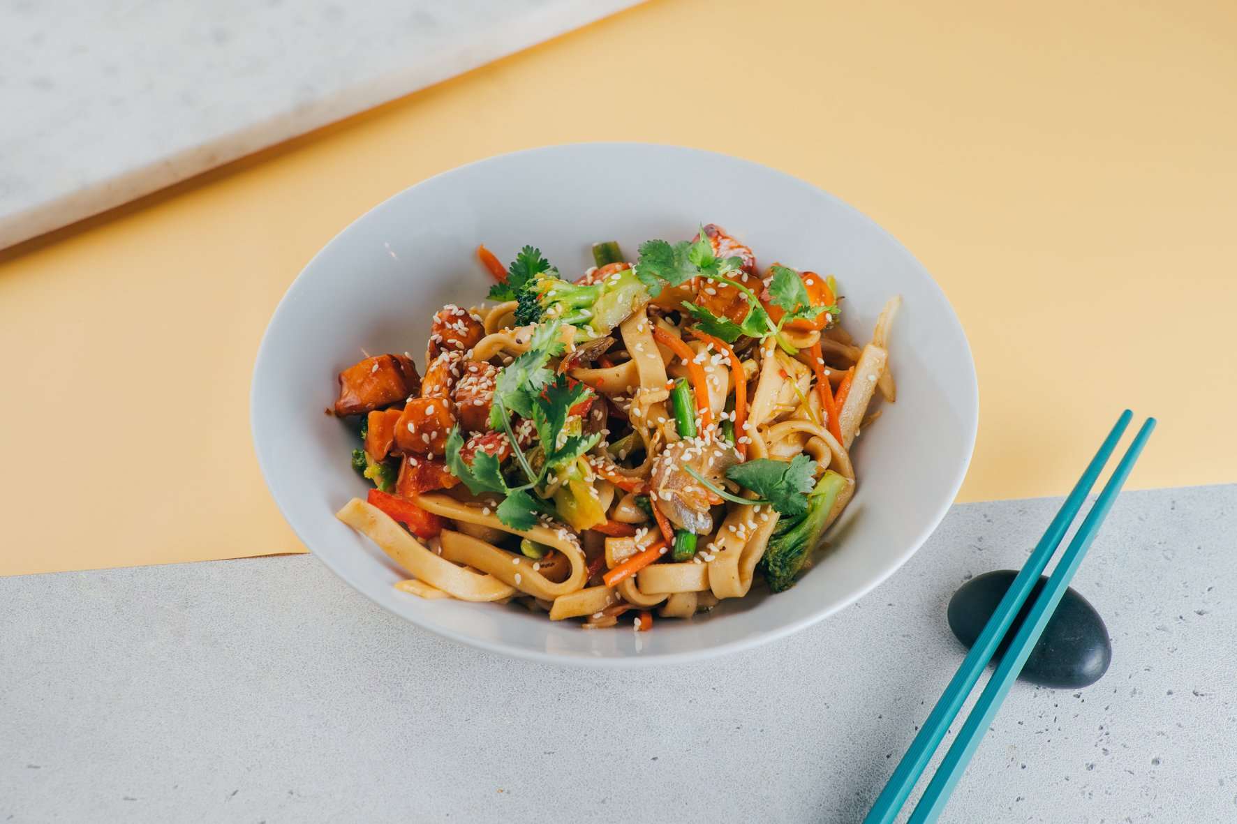 Вок с лососем и мисо соусом