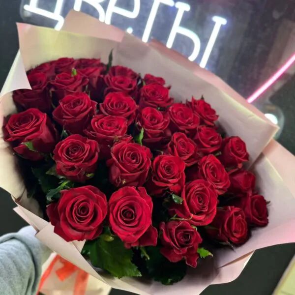 Букет из 31 ярко-алой розы в двухслойном оформлении