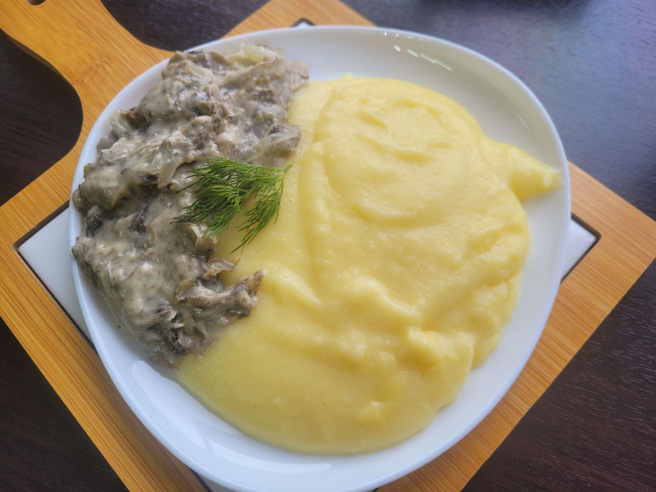 Картофельное пюре с соусом из лесных грибов