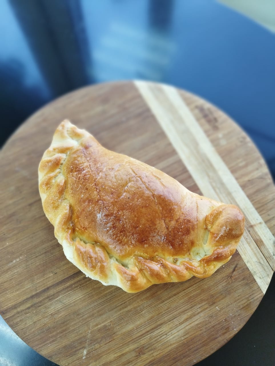 Пирожок с луком и яйцом