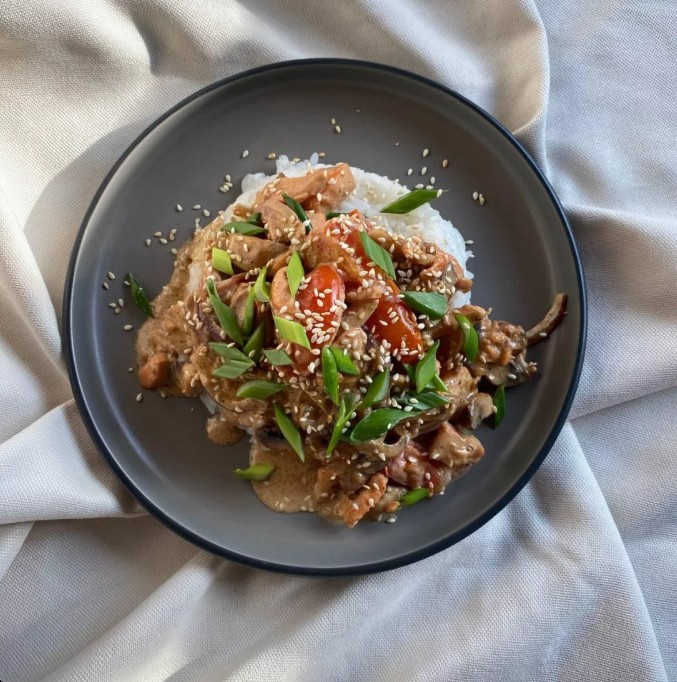 Оякодон со сливками и лососем