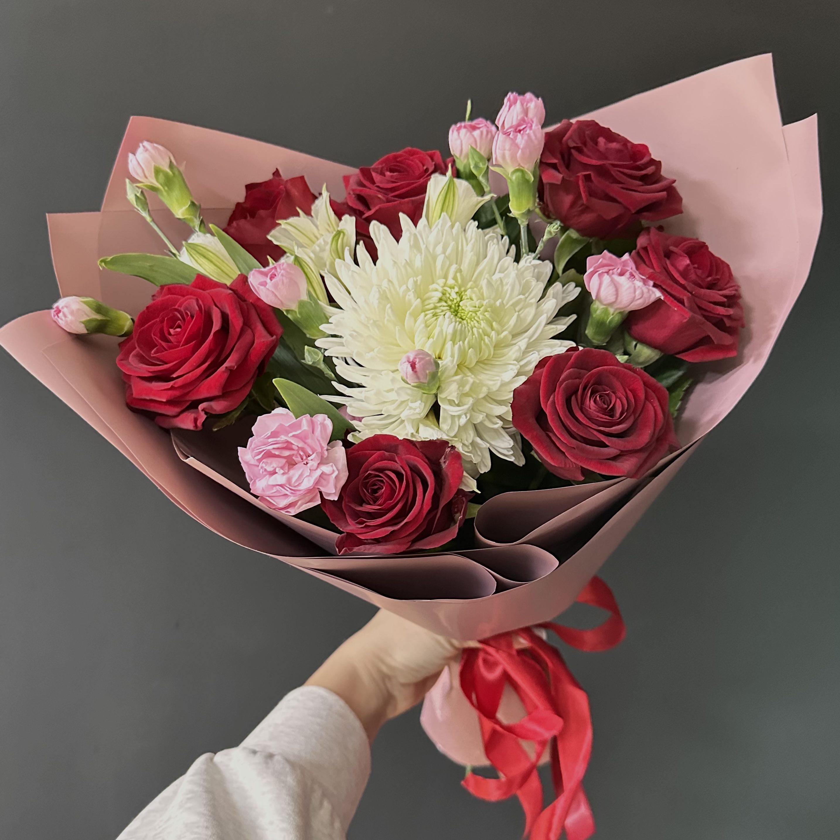 Букет с бордовыми розами, диантусами, хризантемой