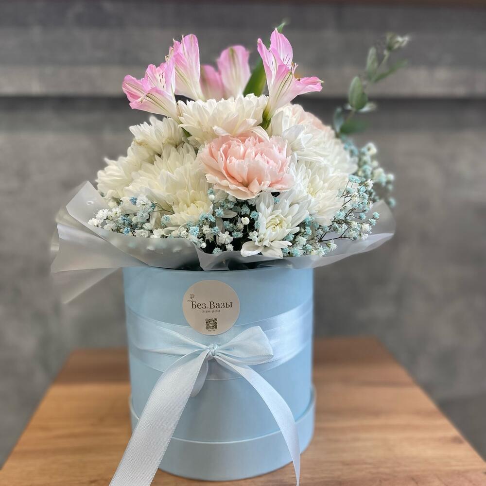 Нежная композиция из цветов в коробке