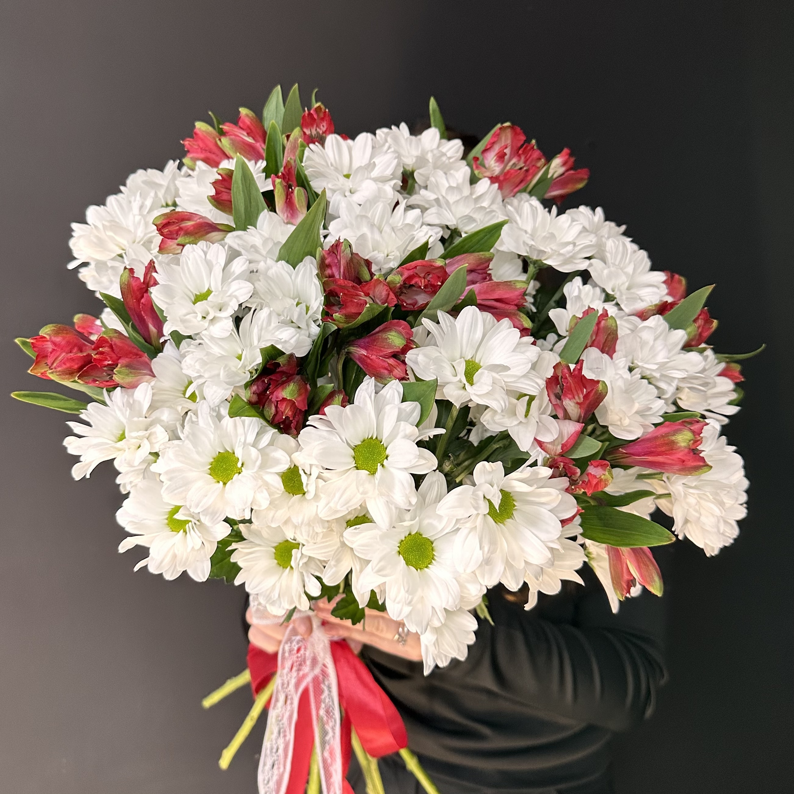 Сборный на ленте из альстромерий и хризантем