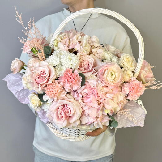 «Органза» корзина с французскими розами, гортензией, диантусами