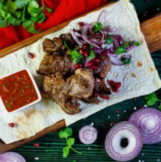 Шашлык (жирная свиная шея без смягчающей химии), хлеб + соус.