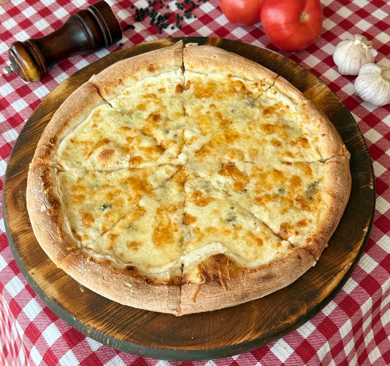 Пицца сырная со сливочным соусом