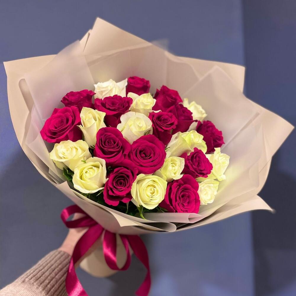 25 красно-белых роз