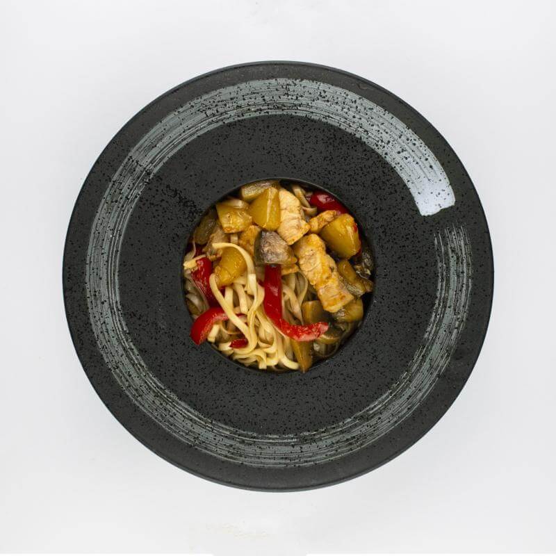 Удон с курицей и ананасами