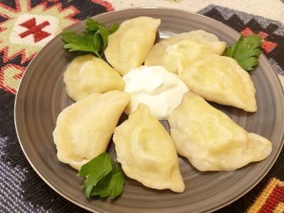 Вареники грузинские со сметаной