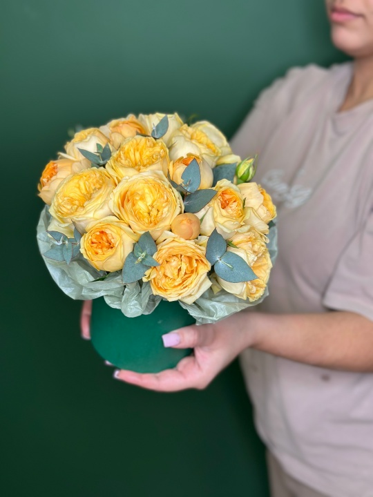 Коробочка с желтыми пионовидными розами и эвкалиптом