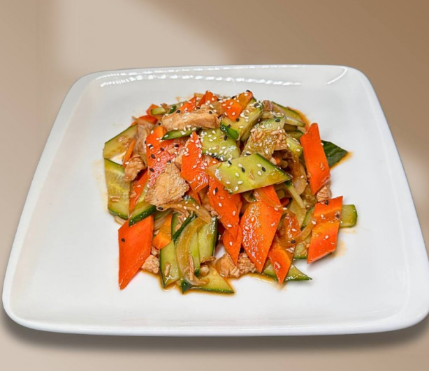Салат с курицей и огурцом