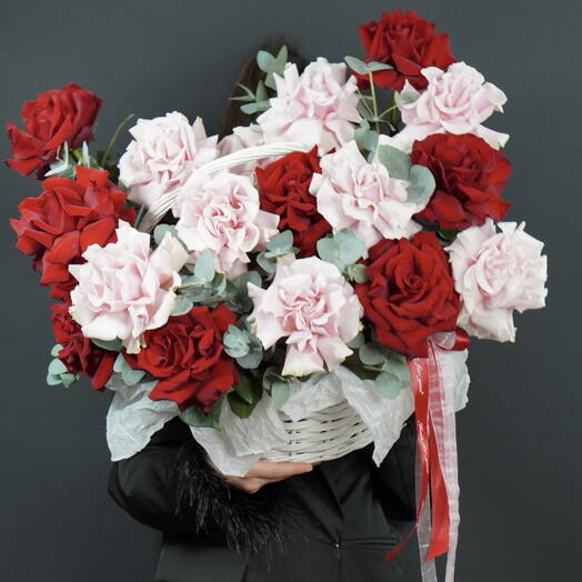 «Jardin d Amour» — композиция в корзине красная и розовая роза, эвкалипт,премиум класса Доза ароматного дофамина