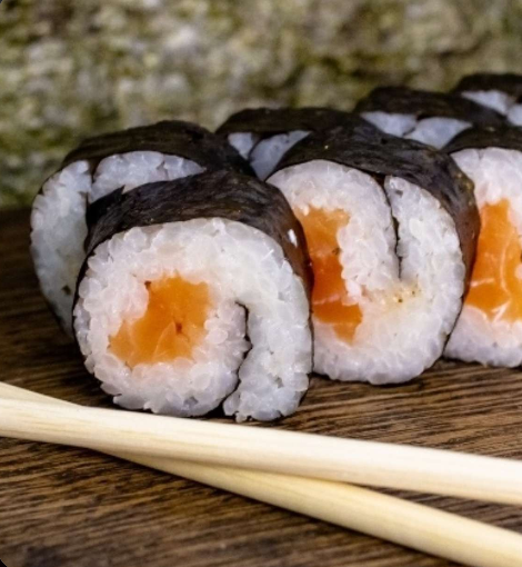 Ролл с копченым лососем