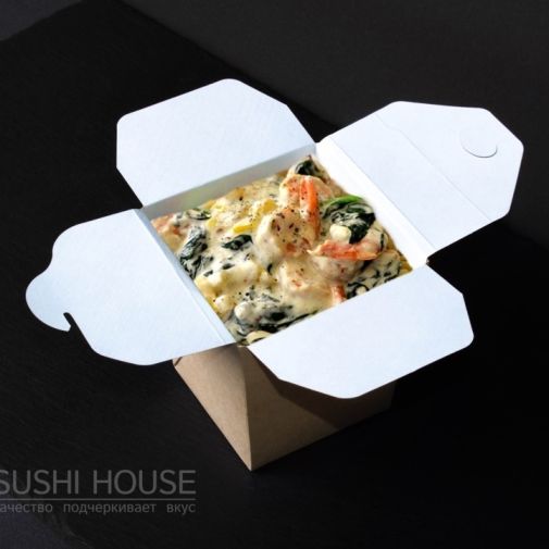 Лапша со шпинатом, тигровыми креветками и моцареллой