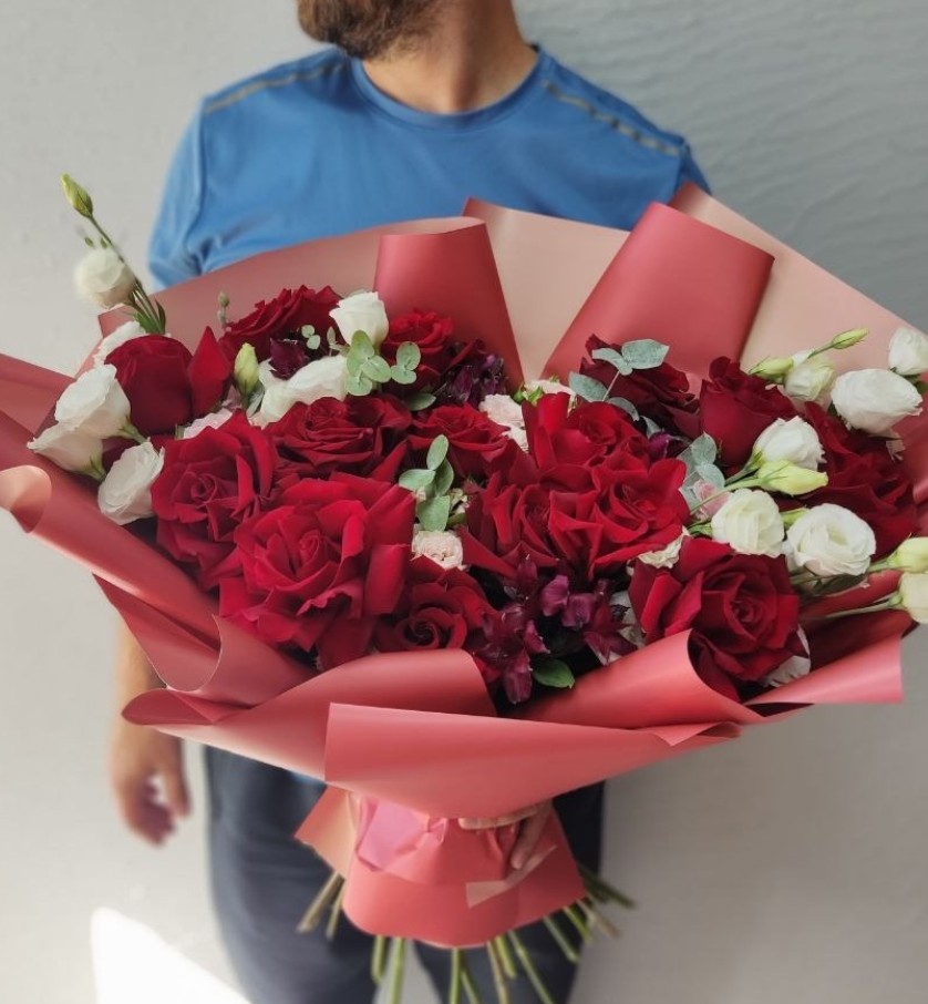 Букет с французскими розами и эустомой