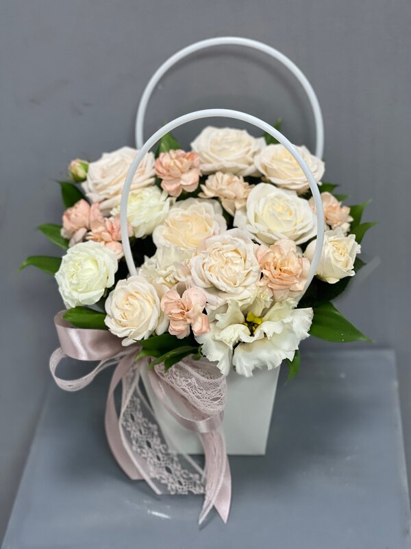 Сумочка из 3 кустовых роз и 2 диантусов и эустомы