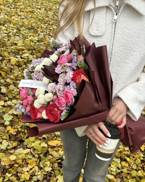 Из куст роз, маттиолы и леукодендронов