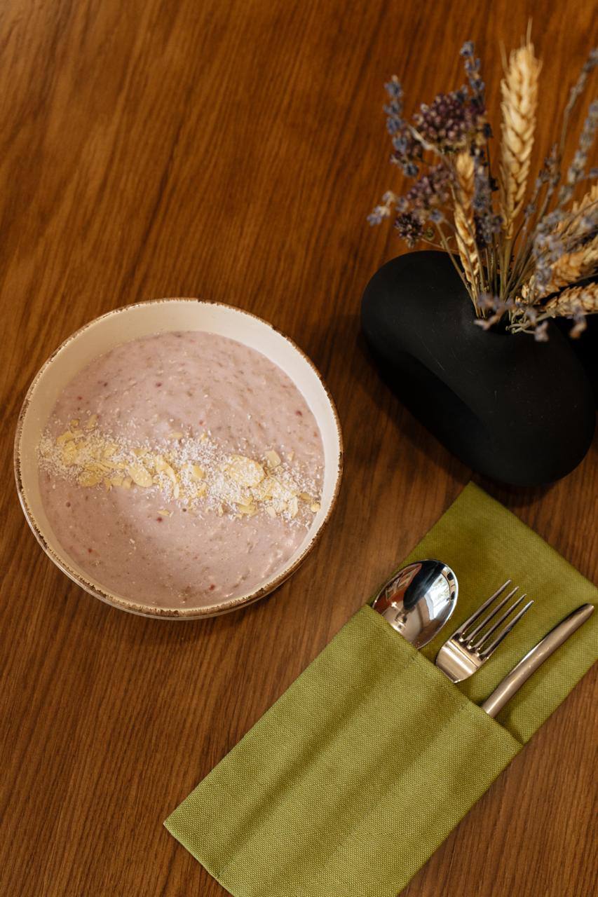 Каша овсяная с мягким творогом и ягодами 