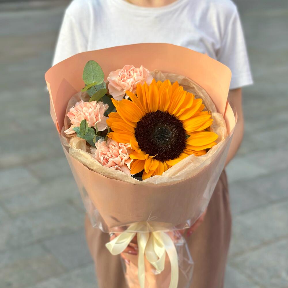 Букет с подсолнухом и диантусами