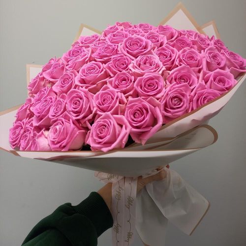 Букет розовых роз в дизайнер упаковке