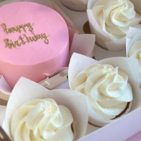 Набор Бенто-торт и 5 капкейков розовый торт с любой надписью