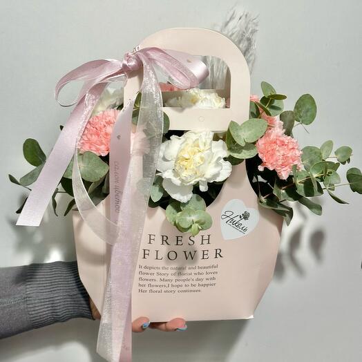 Композиция из диантусов и эвкалипта