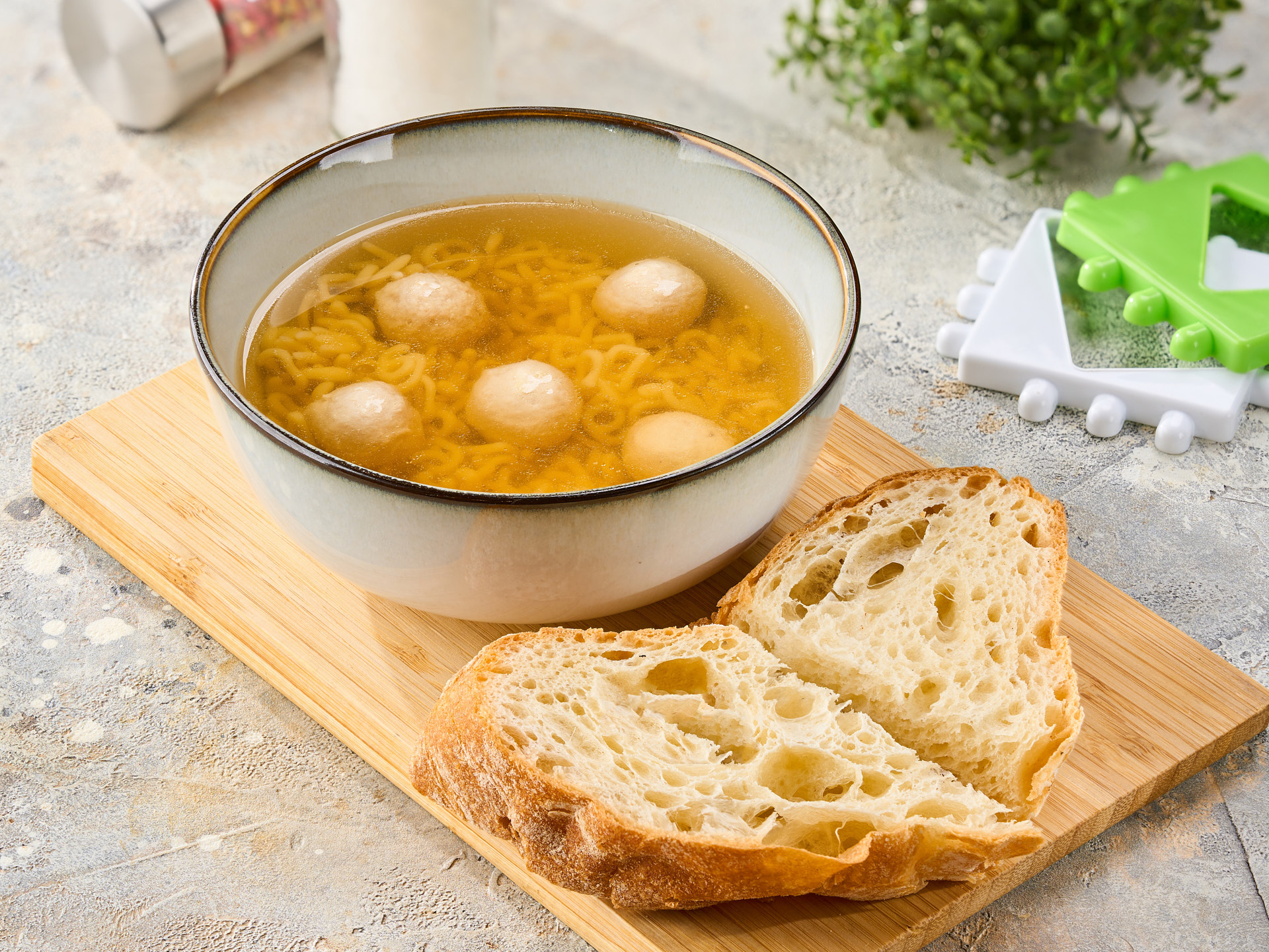 Суп с яичной лапшой и куриными фрикадель